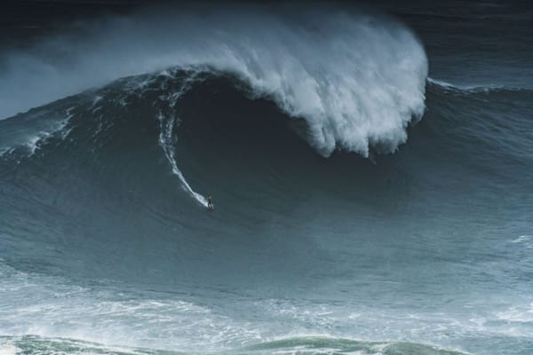 Nazaré: Große Wellen im Einsatz – Erleben Sie 24-Meter-Wellen mit ON! Days und Nic von Rupp