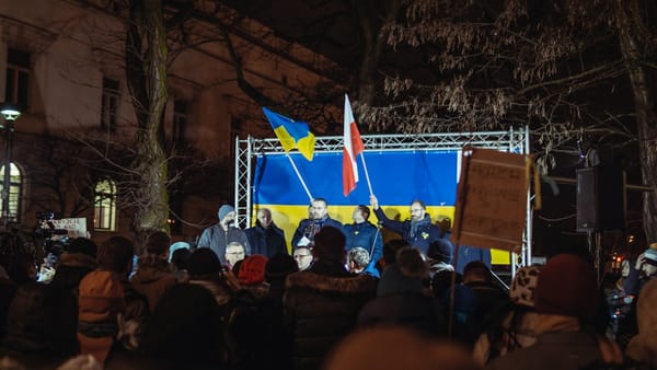 Poland, Pay Attention: Mentzen Accuses Civic Platform Politicians of Robbing Flood Victims as 100,000 Displaced